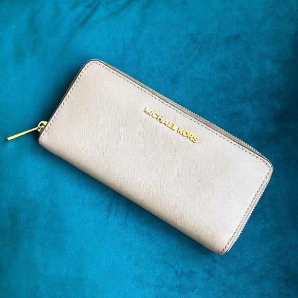 Michael Kors Jet Set Wallet - Picture 7 of 7